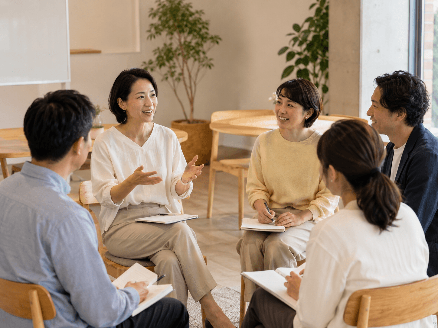 ワークショップで対話をする参加者たち